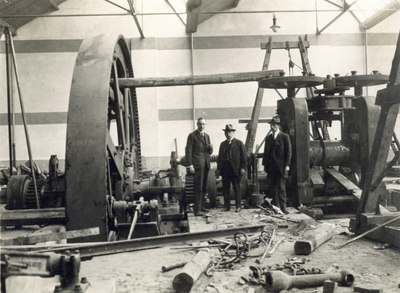 886151 Interieur van een van de fabrieksgebouwen van de Koninklijke Nederlandsche Lood- en Zinkpletterij voorheen A.D. ...